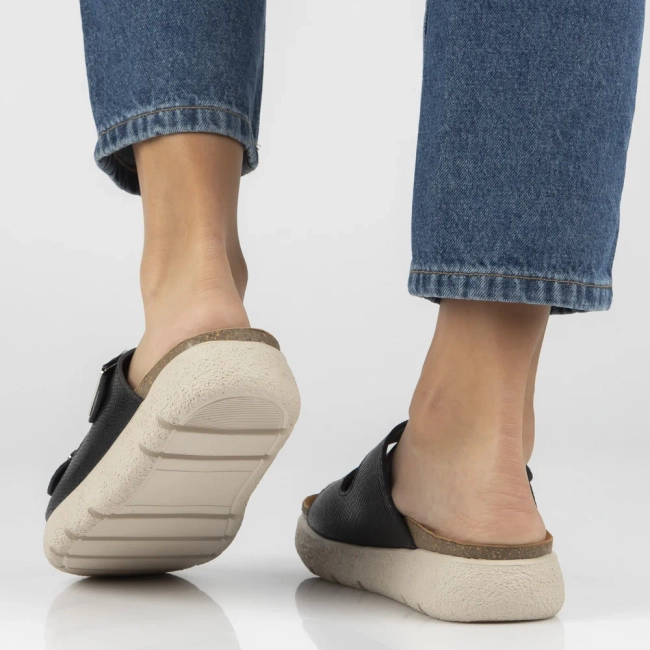 Černé kožené pantofle Filippo DK7925/26 BK